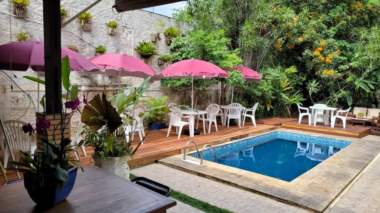 Área de convivência com piscina